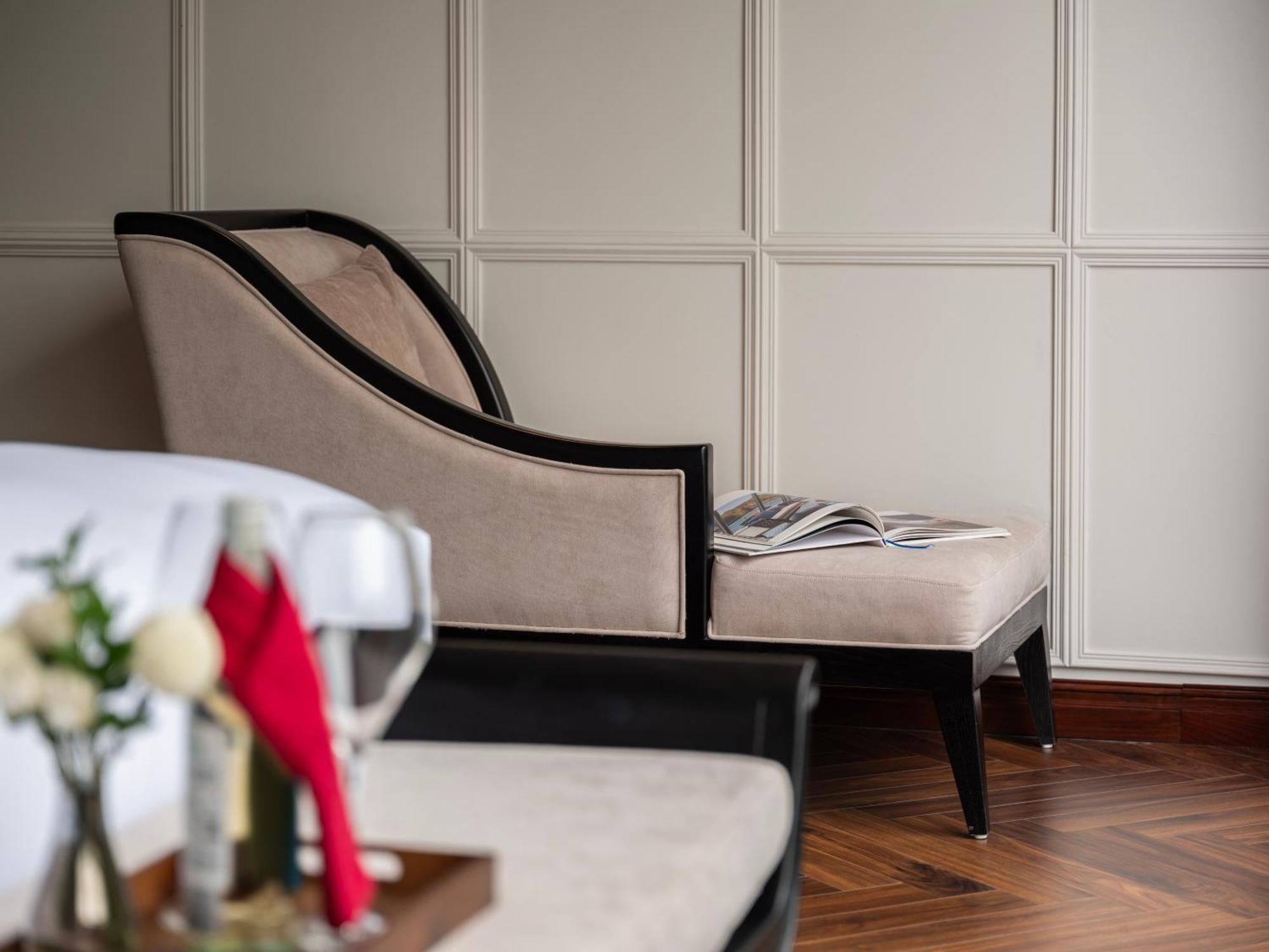 Grand Hotel Du Lac Ανόι Εξωτερικό φωτογραφία A chaise longue