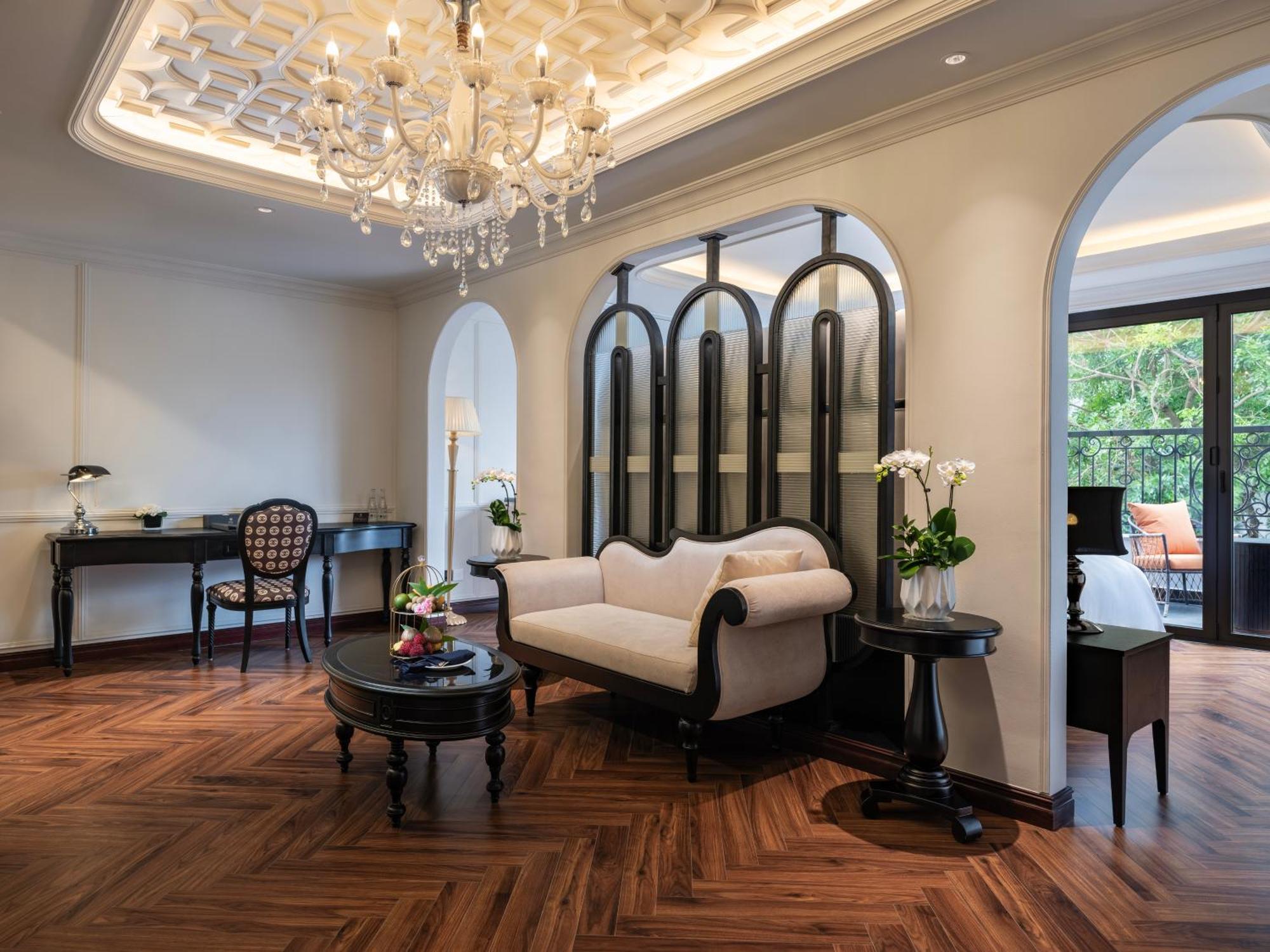 Grand Hotel Du Lac Ανόι Εξωτερικό φωτογραφία The living room of a suite at the Mandarin Oriental, Bangkok