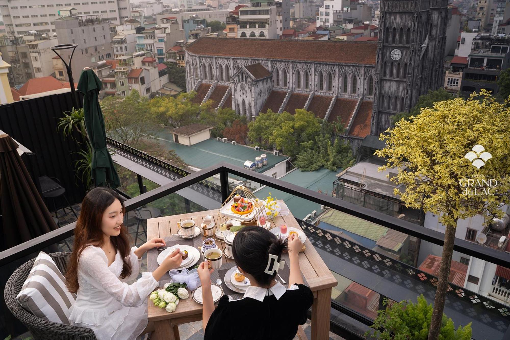 Grand Hotel Du Lac Ανόι Εξωτερικό φωτογραφία The view of the Saigon River from the rooftop bar