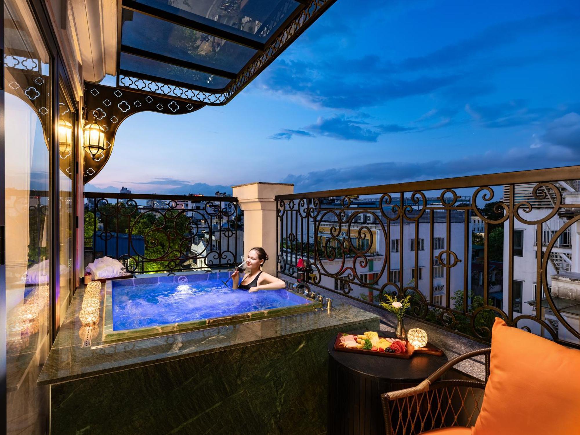 Grand Hotel Du Lac Ανόι Εξωτερικό φωτογραφία The hotel's rooftop pool