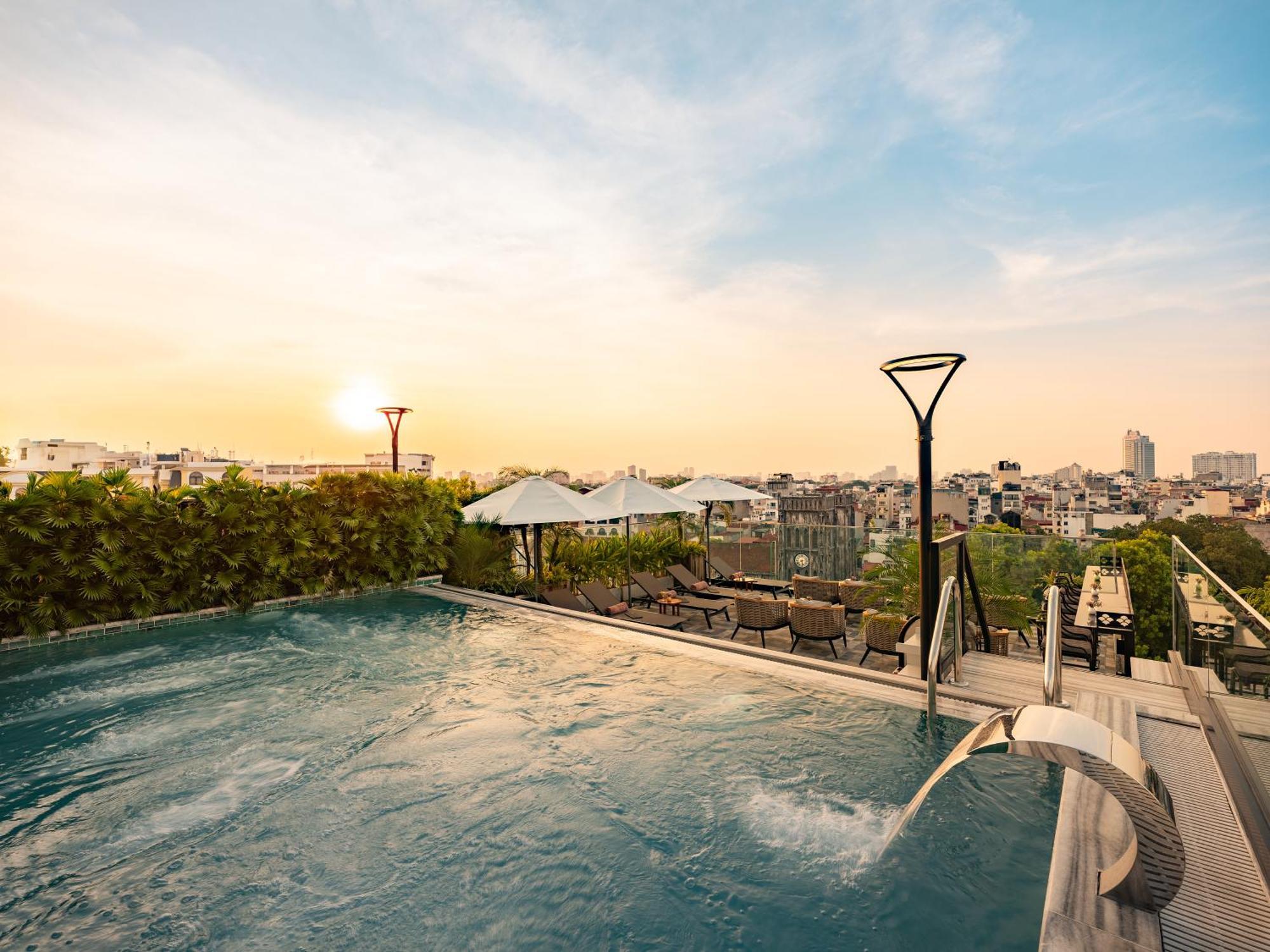 Grand Hotel Du Lac Ανόι Εξωτερικό φωτογραφία Rooftop pool at the hotel